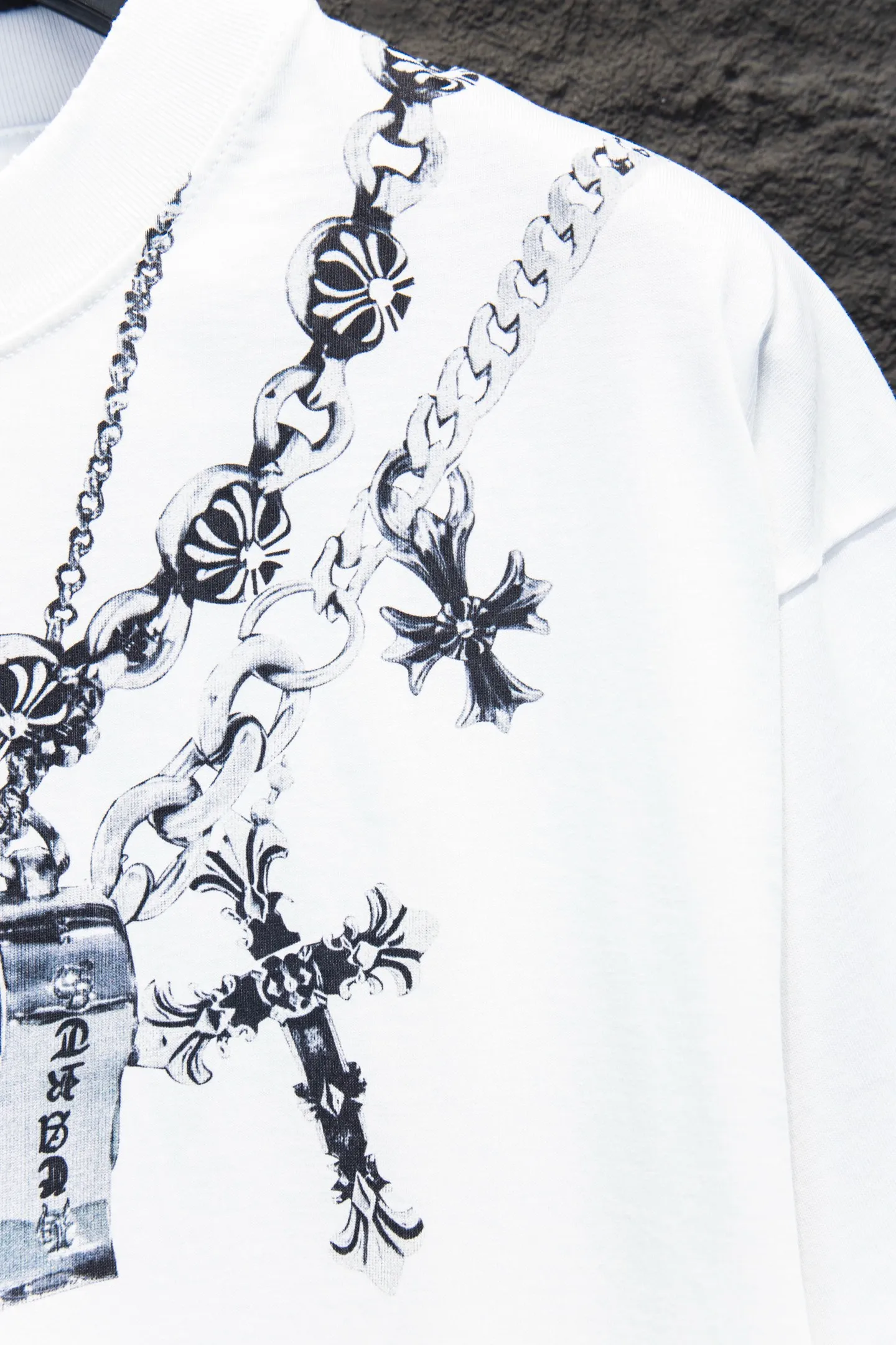 P190 Chrome hearts• 25ss ⚠YB custom-woven and dyed fabric, color, printing, version, accessories, hardware. The fabric is woven by imported machines. The uniqueness of the cloth texture creates a perfect garment effect. The fabric is made of 260-gram clean cloth with 320-gram 1*1 rib, 4-color environmentally friendly dyed fabric, and the threads are in the same cylinder without color difference.  Garment white ink direct-injection printing, imported technology, collar, pockets, cuffs, front and rear threads, the details are clearly visible. The printing uses Japanese BROTHER white ink digital direct-injection garment printing. This model is a global limited edition. In order to present a product like a work of art, after a long period of repeated determination of details, a very high standard of garments is presented. The front chest is made of direct-injection printing environmentally friendly glue material, using a mechanized printing process. Mechanical printing has high precision, the positioning accuracy can reach ±0.02mm, and the quality is stable.   The body of the garment is processed with hand-nailed hardware elements, which greatly increases the interest of the garment and creates a unique visual effect. The special washing effect creates a unique aged effect.  Croix Heart Short Sleeve must be the first short-sleeved piece in spring and summer that blurs the boundaries of unisex style. It has a classic dropped shoulder oversize version and a loose and casual upper body.  Color: Black White Size: S M L XL